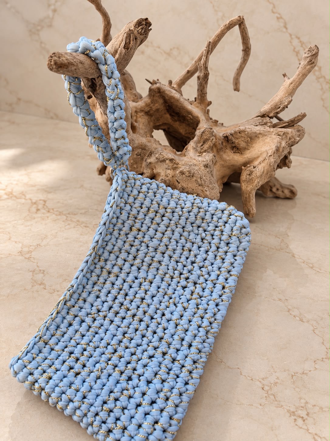 Pochette Layla all'uncinetto azzurra con riflessi dorati