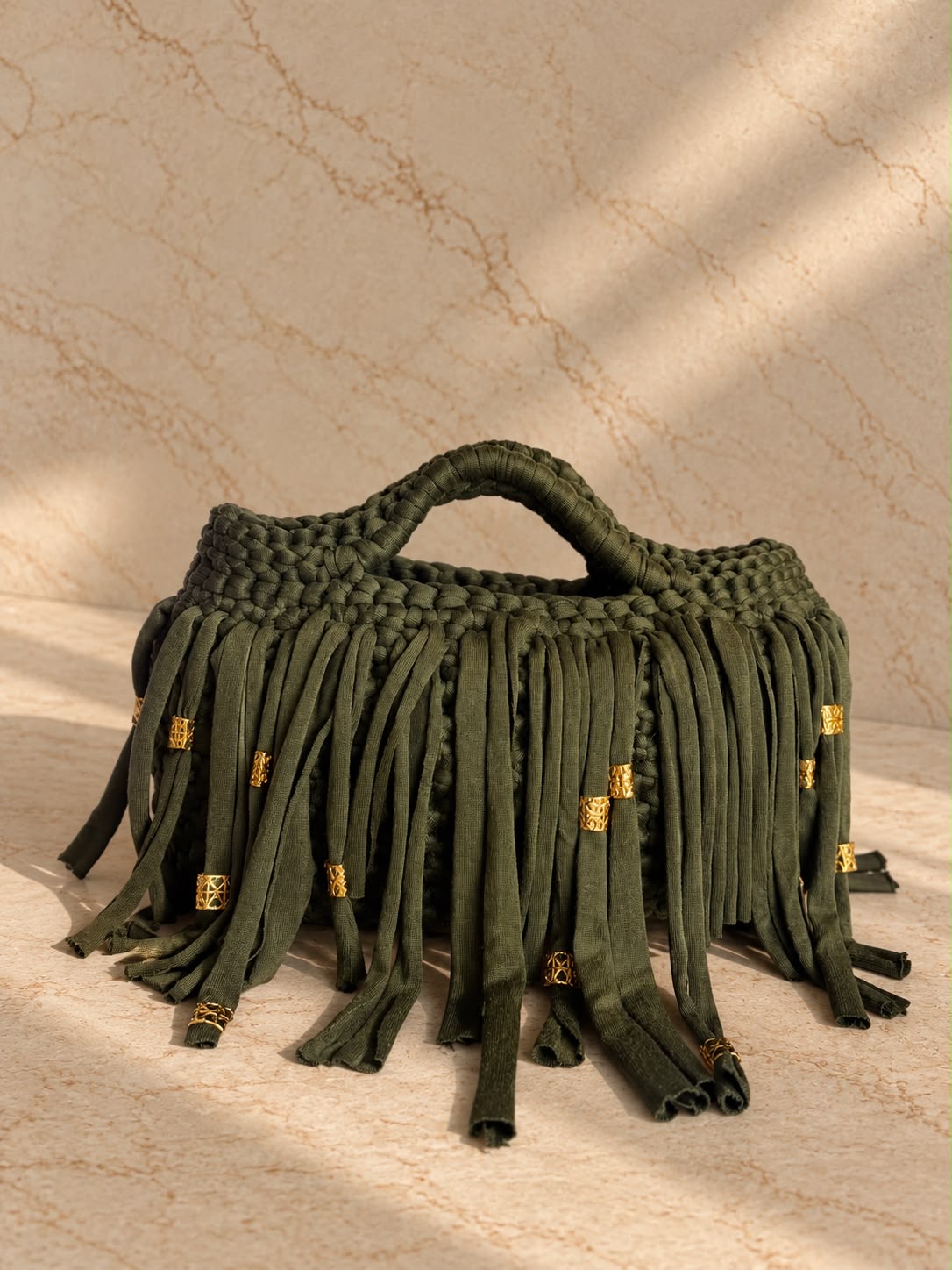 Borsa Chloe all'uncinetto verde militare con frange e dettagli dorati
