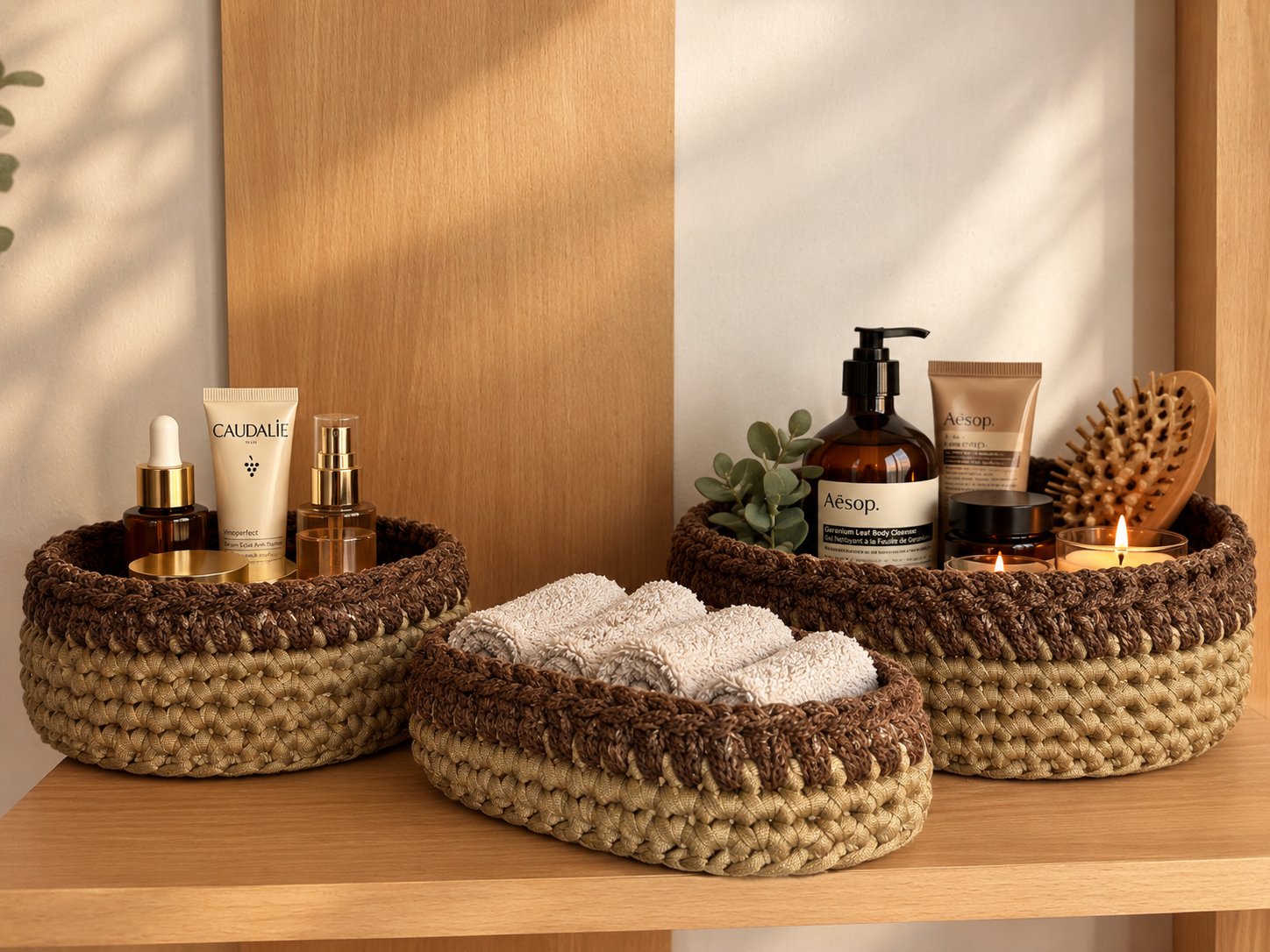 Idea d'uso dei cestini con asciugamani e prodotti beauty