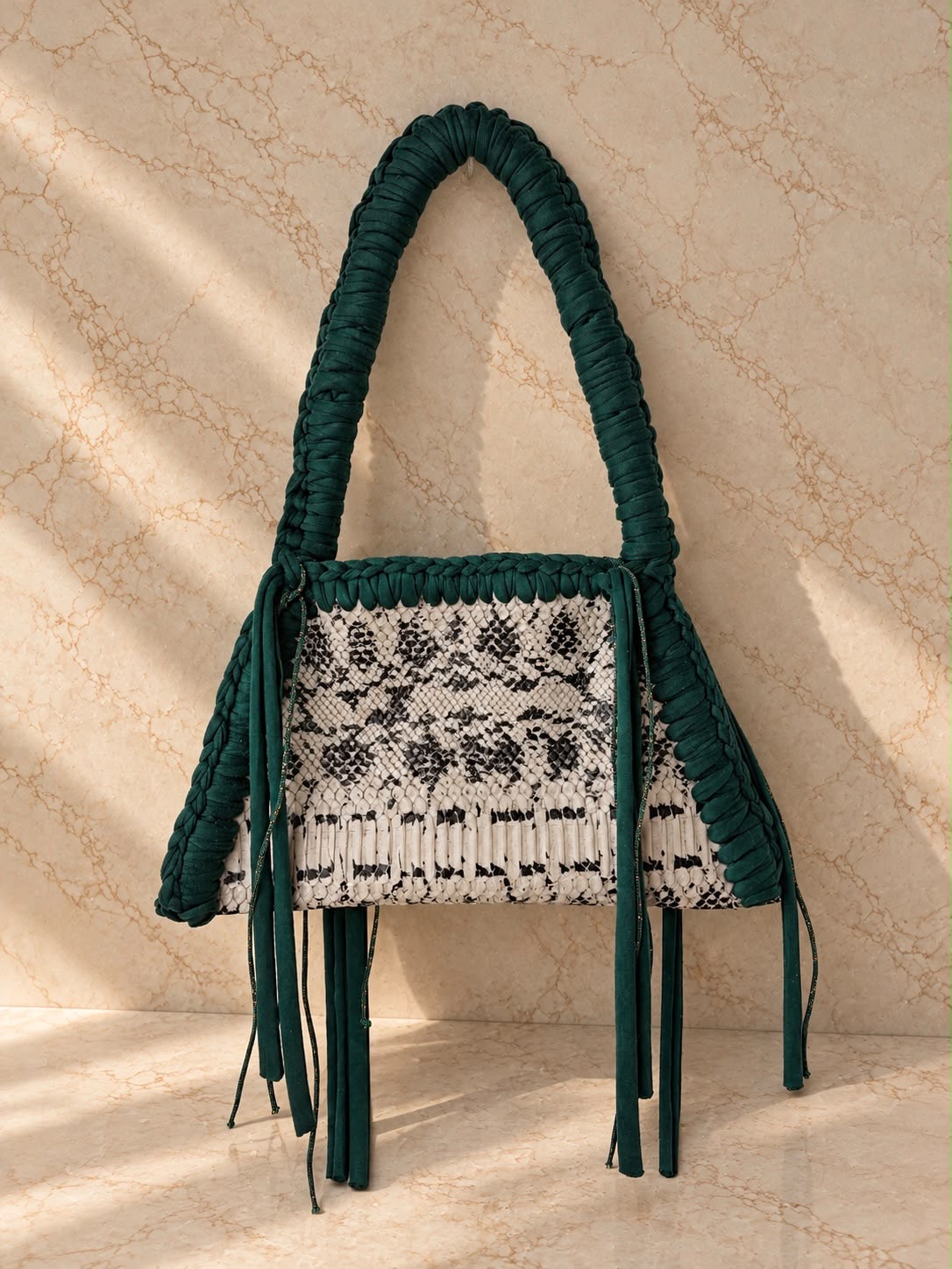 Borsa Blair all'uncinetto verde bosco con inserto effetto pitone e frange, vista completa