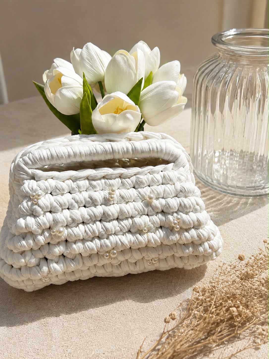 Borsa all'uncinetto bianca con perle della collezione borse
