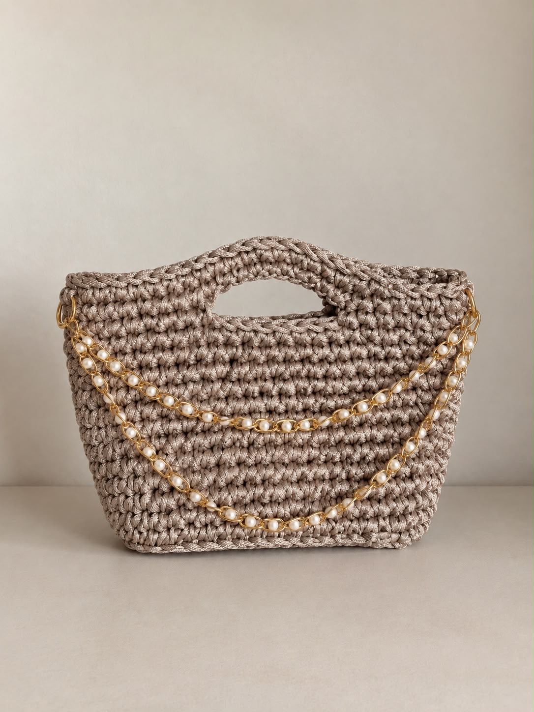 Borsa Selene all'uncinetto beige con catenella dorata e perle