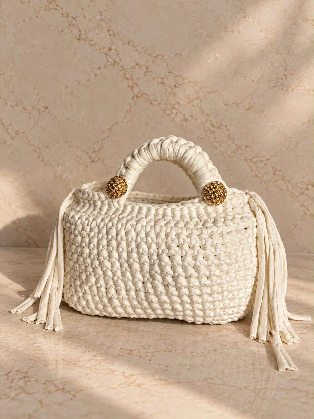 Borsa Jolie all'uncinetto bianca con bottoni dorati e frange