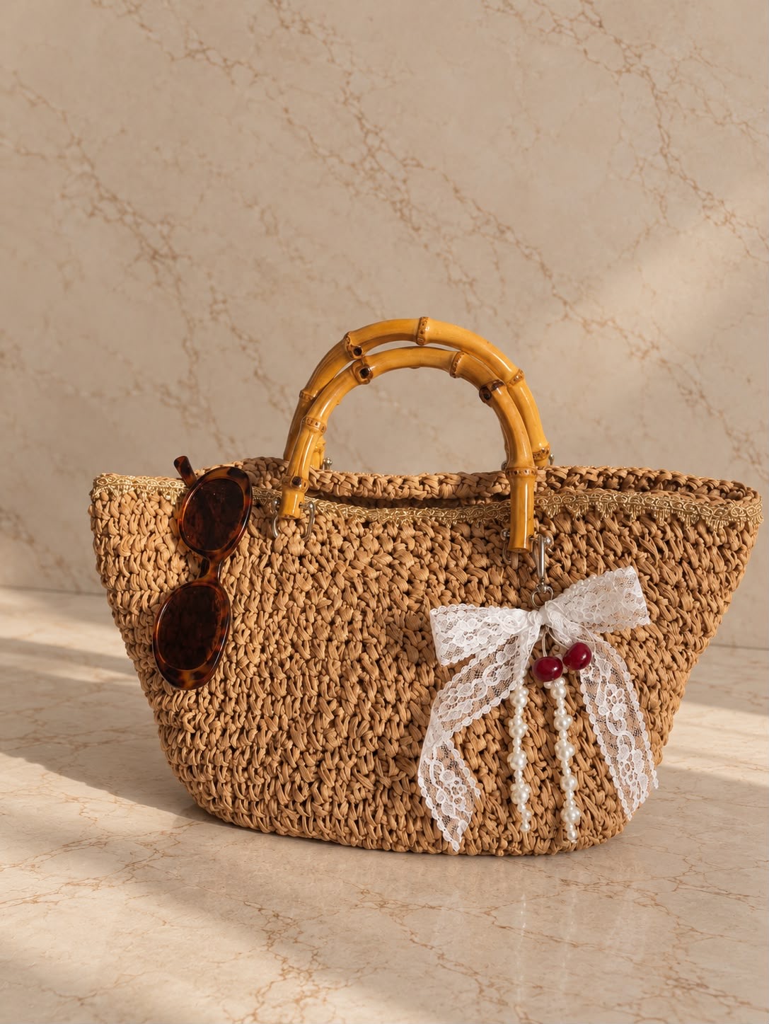 Borsa Lulù all'uncinetto in rafia con manici in bambù e fiocco in pizzo e perle